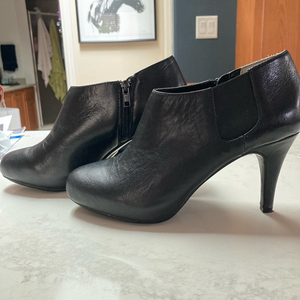 Elegant Black Leather Women's Ankle Boots. Size 7 1/2 3 1/2” heel Gripping sole